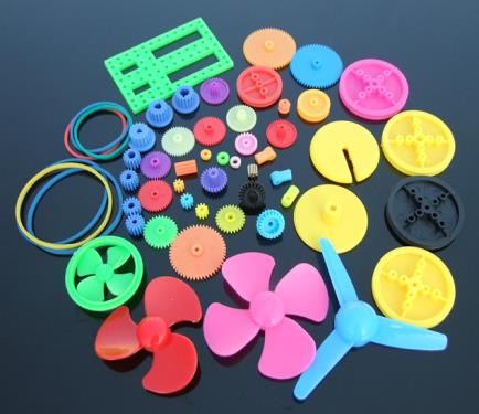 Набор разноцветных пластиковых шестернь и лопастей 55 штук